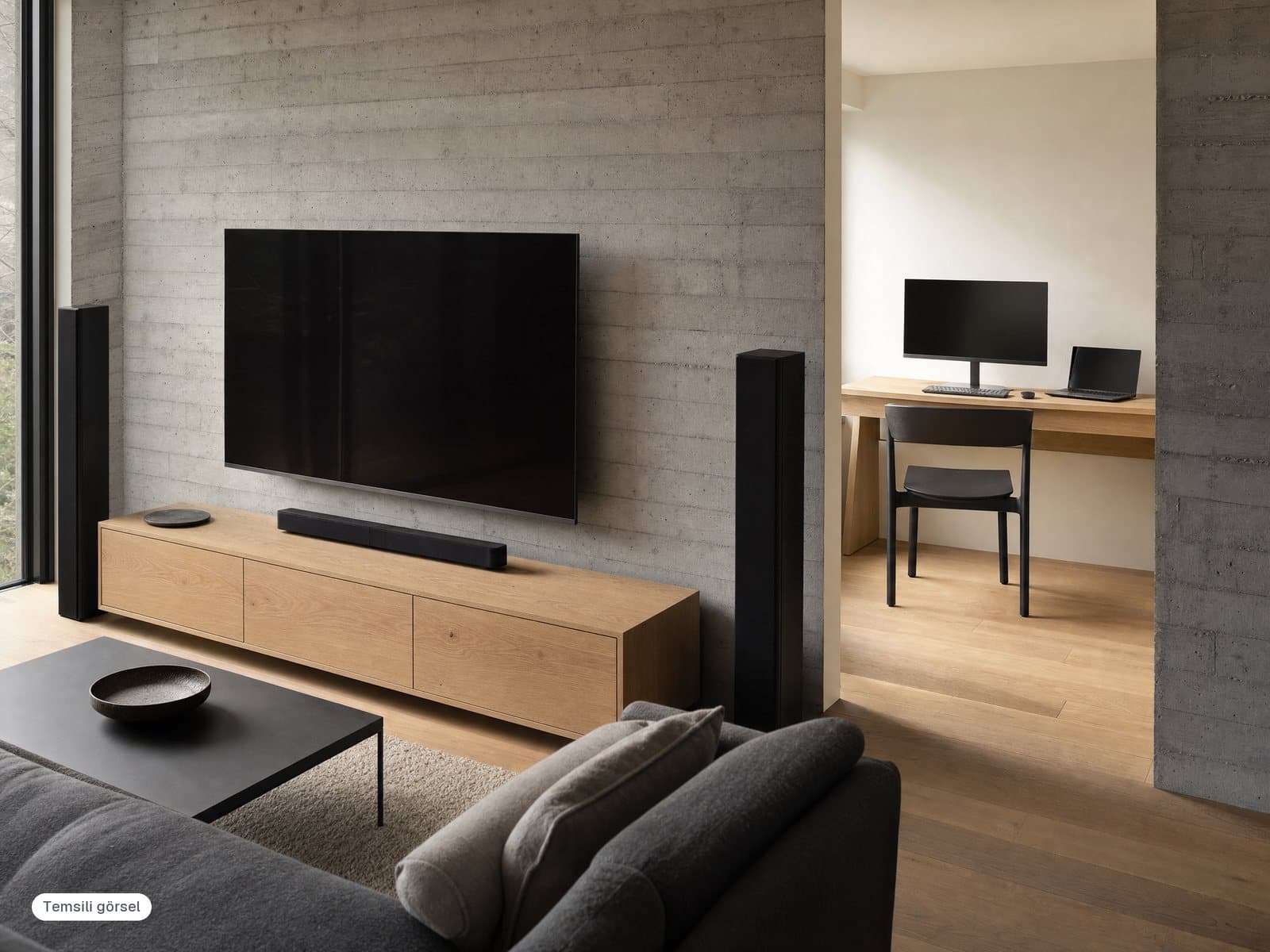 Duvara monte TV, soundbar ve hoparlörlerin olduğu modern bir salon (temsili görsel)