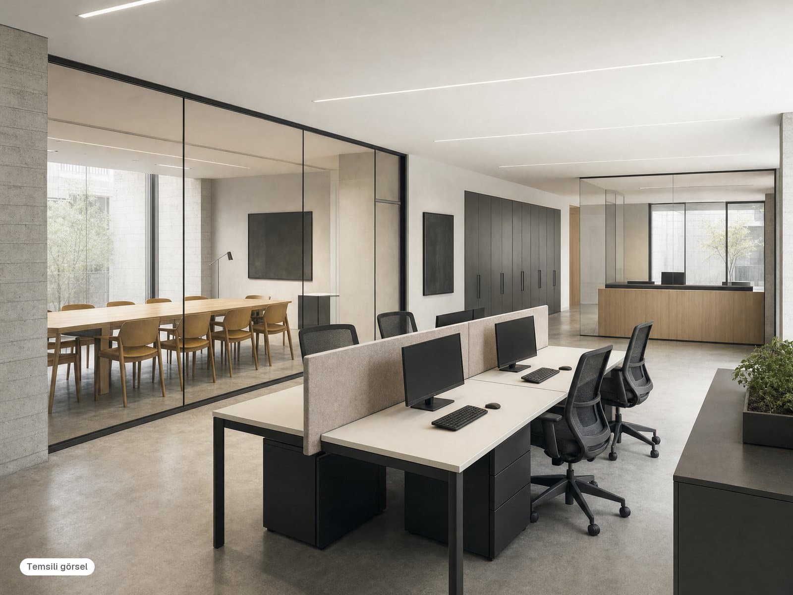 Çalışma masaları, workstation ve toplantı masası olan modern bir ofis (temsili görsel)